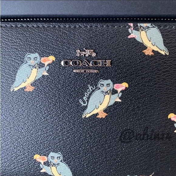 NWT Coach Boxed Zip Around Phone Wallet Wristlet with Charms in Party Owl Print - Picture 7 of 9